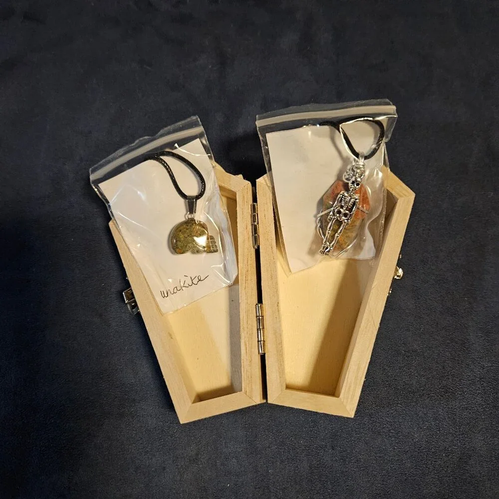 Unakite skull & coffin, with skeleton, gemstone/crystal pendants, & jewelry box - Picture 2 of 8